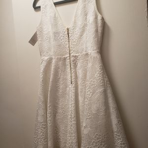 Snowy lacy dress! Sophisticated pockets